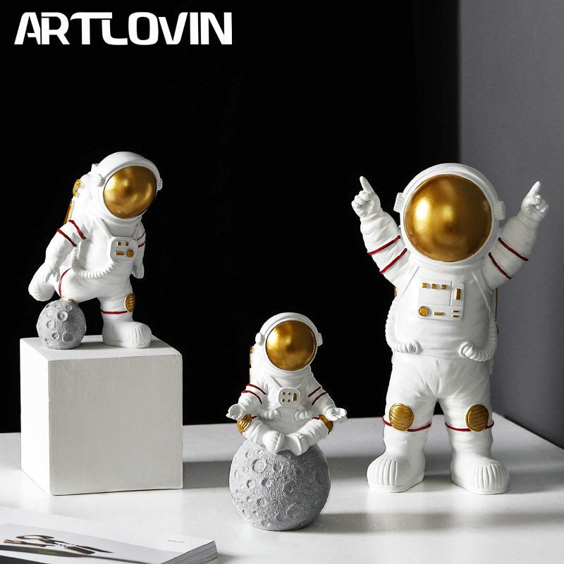 Resin Astronaut Figurines Fashion Spaceman With Moon Sculpture Decorative Miniatures Cosmonaut Statues Gift For Man &amp; Boyfriend