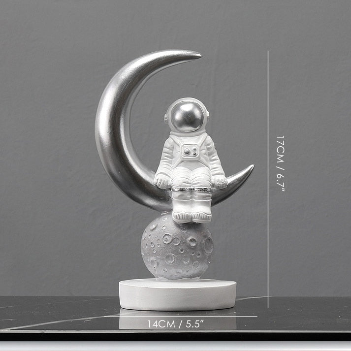 Resin Astronaut Figurines Fashion Spaceman With Moon Sculpture Decorative Miniatures Cosmonaut Statues Gift For Man &amp; Boyfriend