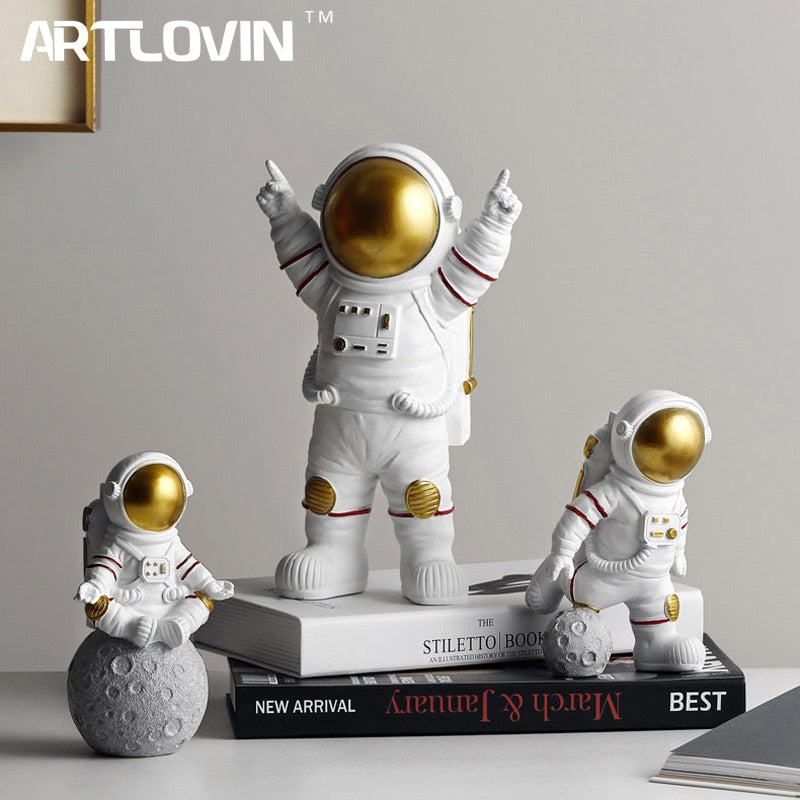 Resin Astronaut Figurines Fashion Spaceman With Moon Sculpture Decorative Miniatures Cosmonaut Statues Gift For Man &amp; Boyfriend