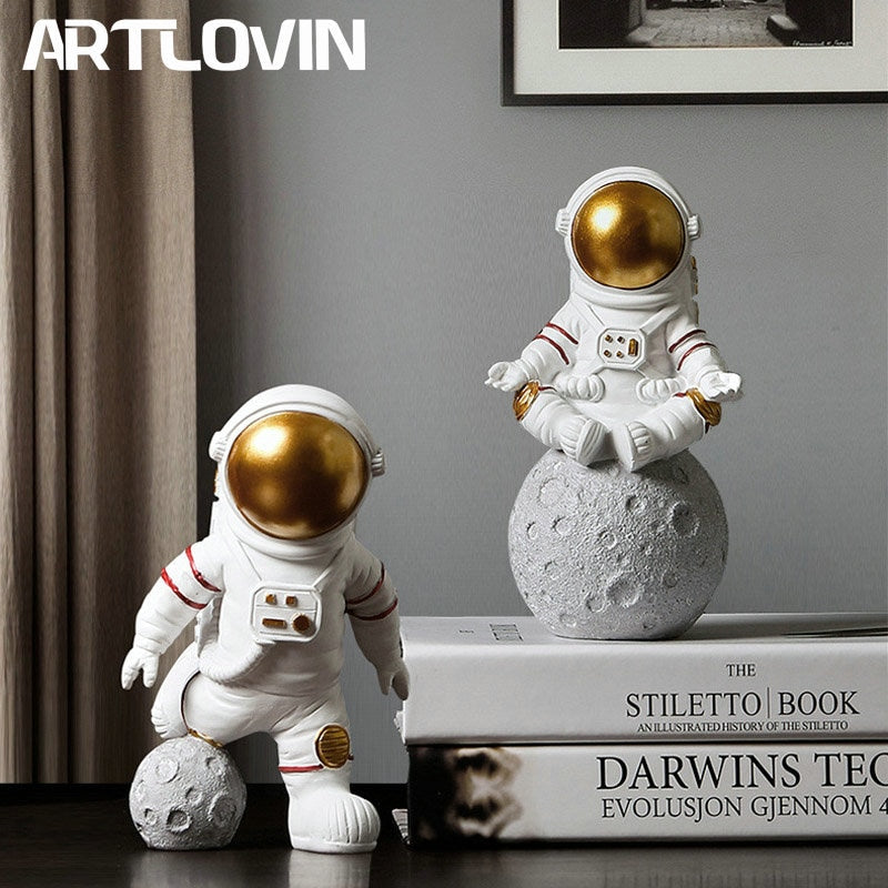 Resin Astronaut Figurines Fashion Spaceman With Moon Sculpture Decorative Miniatures Cosmonaut Statues Gift For Man &amp; Boyfriend