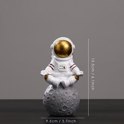 Resin Astronaut Figurines Fashion Spaceman With Moon Sculpture Decorative Miniatures Cosmonaut Statues Gift For Man &amp; Boyfriend