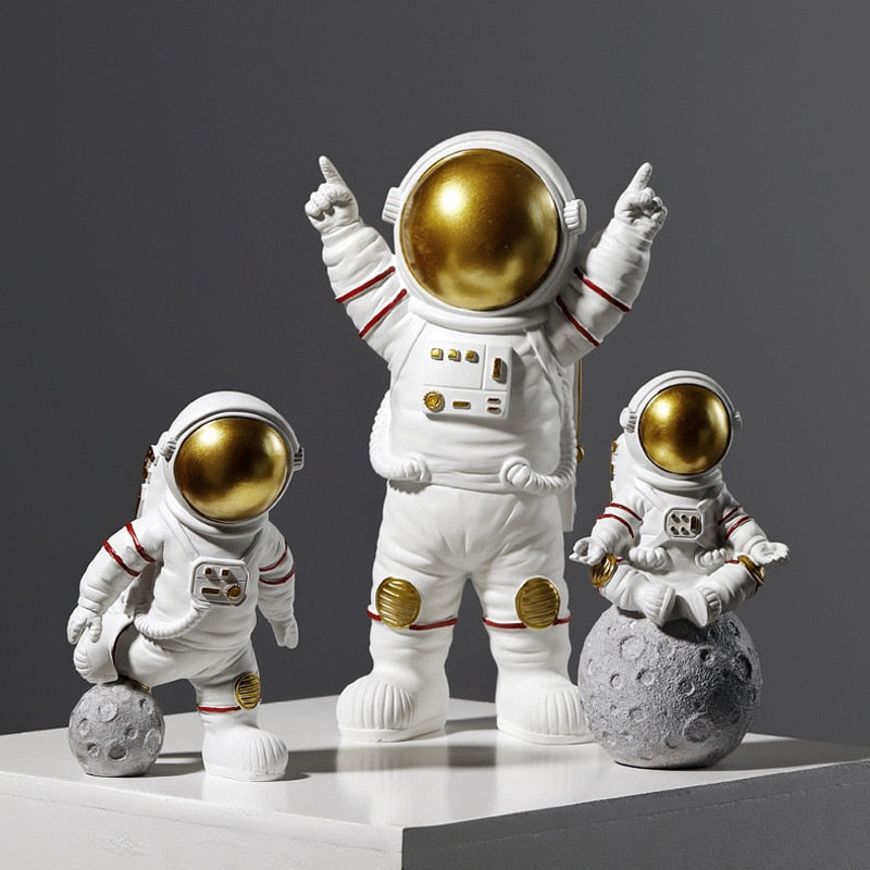 Resin Astronaut Figurines Fashion Spaceman With Moon Sculpture Decorative Miniatures Cosmonaut Statues Gift For Man &amp; Boyfriend