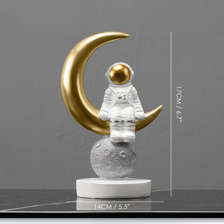 Resin Astronaut Figurines Fashion Spaceman With Moon Sculpture Decorative Miniatures Cosmonaut Statues Gift For Man &amp; Boyfriend