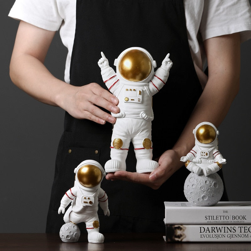 Resin Astronaut Figurines Fashion Spaceman With Moon Sculpture Decorative Miniatures Cosmonaut Statues Gift For Man &amp; Boyfriend